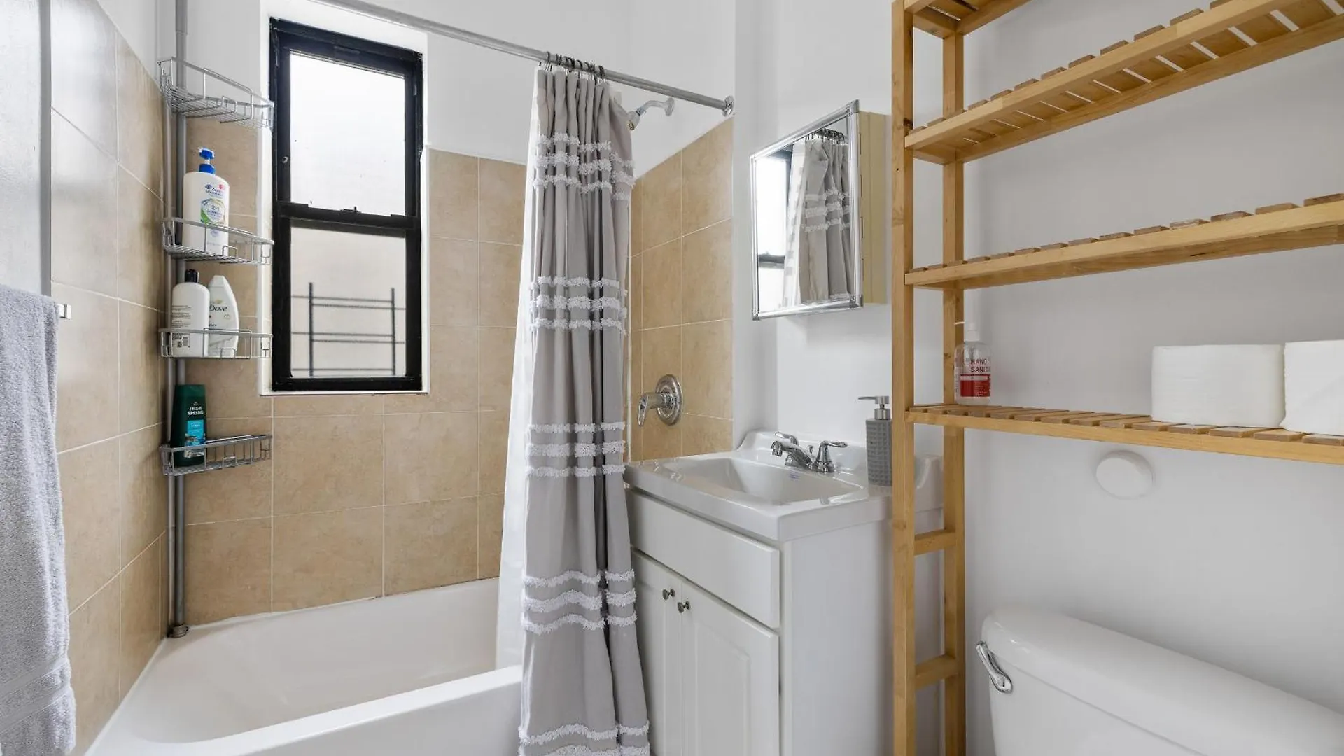 Live In Upper Manhattan On Budget New York 0*,  USA